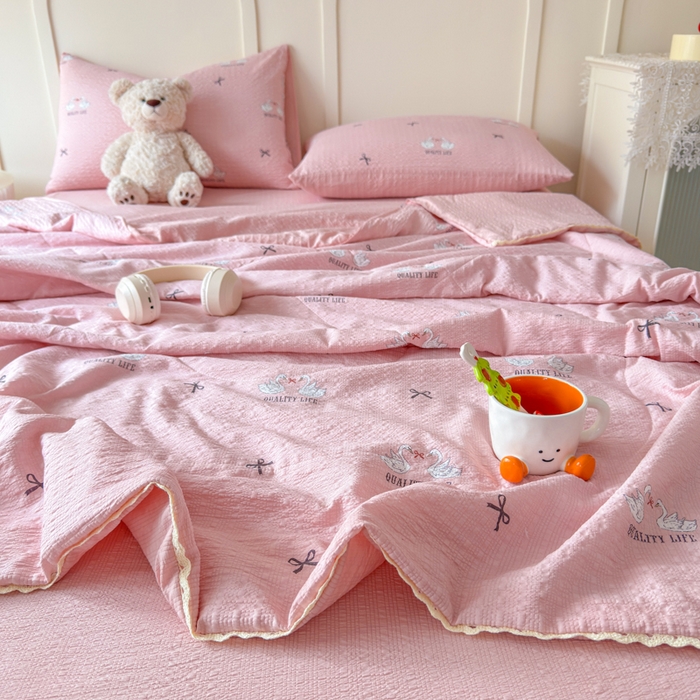 91家纺网 家纺一手货源 找家纺 梦舒阳 2026新款泡芙棉夏被花边款泡芙纱夏凉被四件套空调被带小熊吊牌 粉天鹅