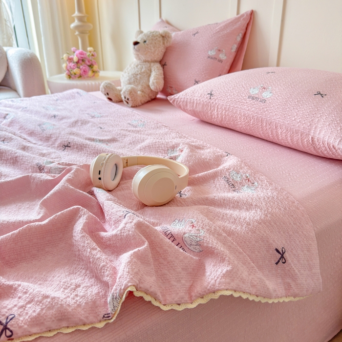 91家纺网 家纺一手货源 找家纺 梦舒阳 2026新款泡芙棉夏被花边款泡芙纱夏凉被四件套空调被带小熊吊牌 粉天鹅