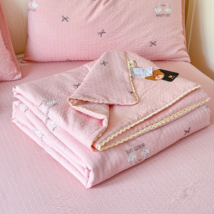 91家纺网 家纺一手货源 找家纺 梦舒阳 2026新款泡芙棉夏被花边款泡芙纱夏凉被四件套空调被带小熊吊牌 粉天鹅