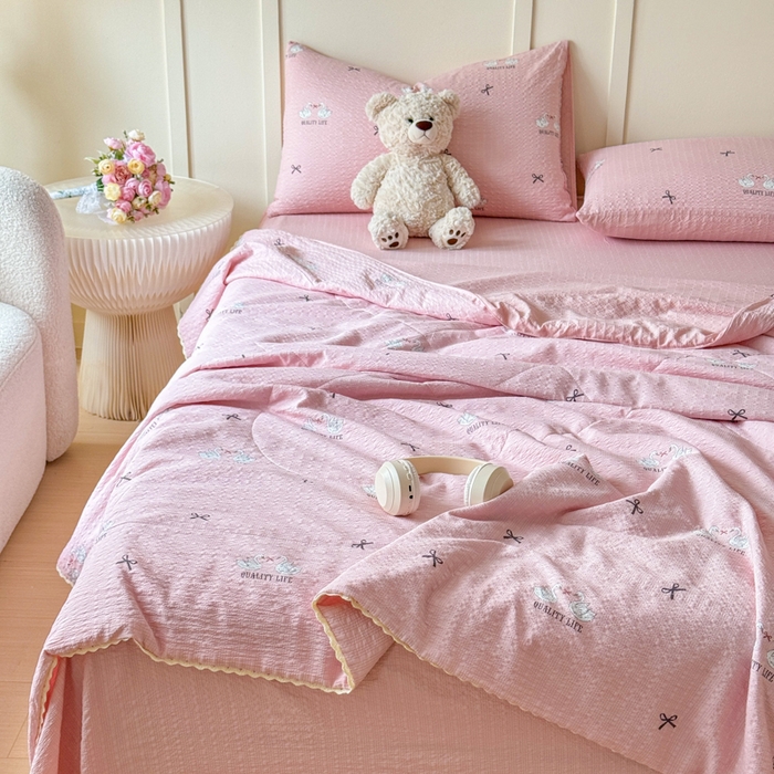 91家纺网 家纺一手货源 找家纺 梦舒阳 2026新款泡芙棉夏被花边款泡芙纱夏凉被四件套空调被带小熊吊牌 粉天鹅