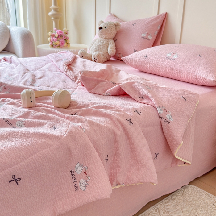91家纺网 家纺一手货源 找家纺 梦舒阳 2026新款泡芙棉夏被花边款泡芙纱夏凉被四件套空调被带小熊吊牌 粉天鹅