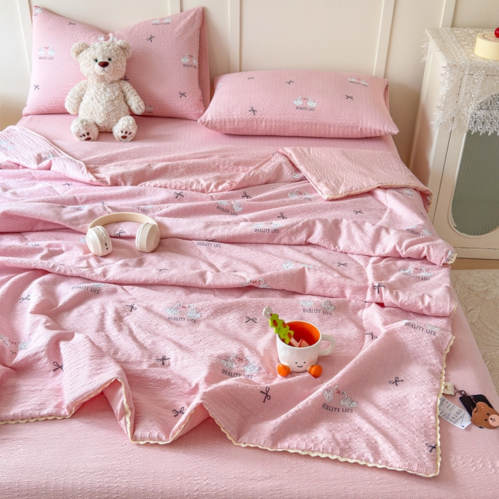 91家纺网 家纺一手货源 找家纺 梦舒阳 2026新款泡芙棉夏被花边款泡芙纱夏凉被四件套空调被带小熊吊牌 粉天鹅