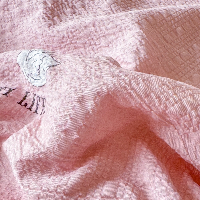 91家纺网 家纺一手货源 找家纺 梦舒阳 2026新款泡芙棉夏被花边款泡芙纱夏凉被四件套空调被带小熊吊牌 粉天鹅