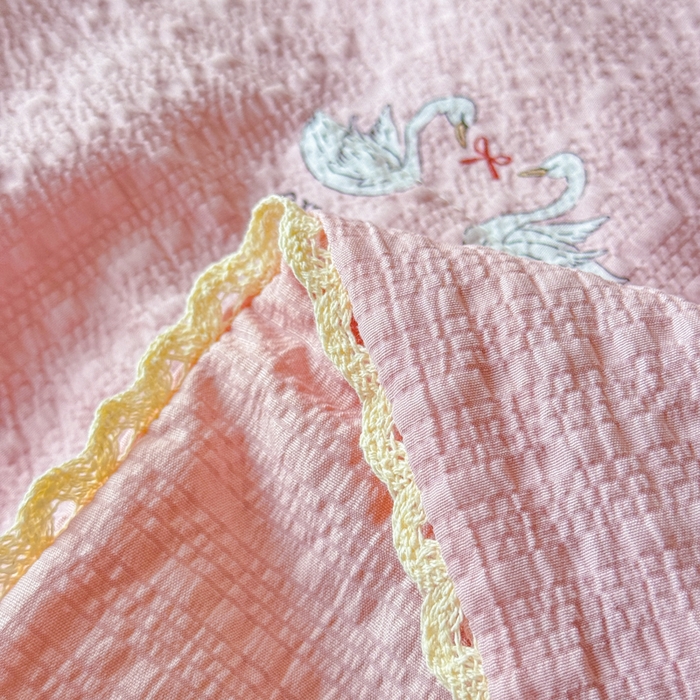 91家纺网 家纺一手货源 找家纺 梦舒阳 2026新款泡芙棉夏被花边款泡芙纱夏凉被四件套空调被带小熊吊牌 粉天鹅