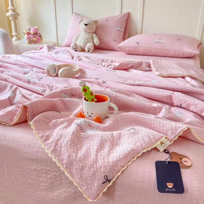 91家纺网 家纺一手货源 找家纺 梦舒阳 2026新款泡芙棉夏被花边款泡芙纱夏凉被四件套空调被带小熊吊牌 粉天鹅
