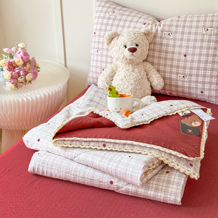 91家纺网 家纺一手货源 找家纺 梦舒阳 2026新款泡芙棉夏被花边款泡芙纱夏凉被四件套空调被带小熊吊牌 格子狗