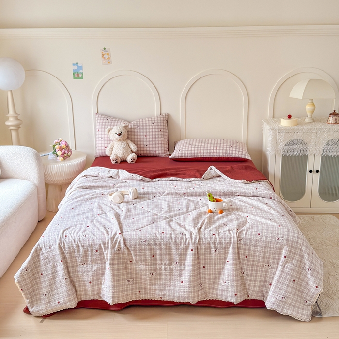 91家纺网 家纺一手货源 找家纺 梦舒阳 2026新款泡芙棉夏被花边款泡芙纱夏凉被四件套空调被带小熊吊牌 格子狗