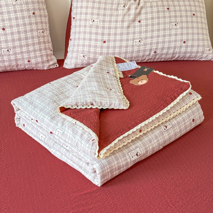 91家纺网 家纺一手货源 找家纺 梦舒阳 2026新款泡芙棉夏被花边款泡芙纱夏凉被四件套空调被带小熊吊牌 格子狗