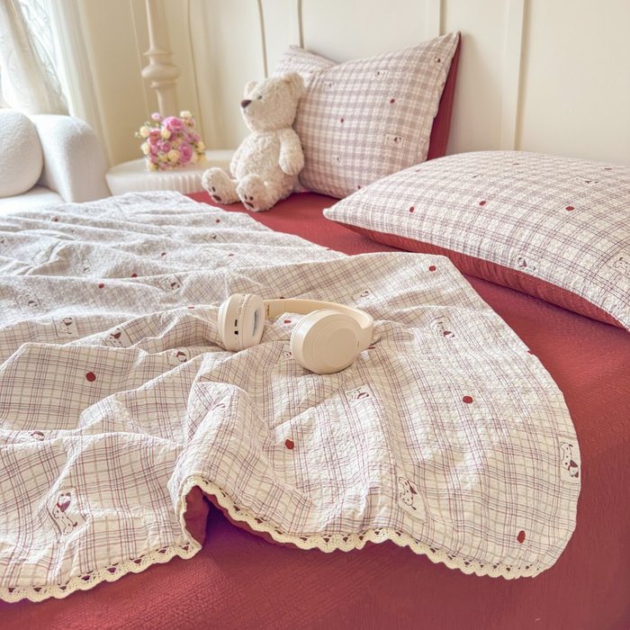 91家纺网 家纺一手货源 找家纺 梦舒阳 2026新款泡芙棉夏被花边款泡芙纱夏凉被四件套空调被带小熊吊牌 格子狗
