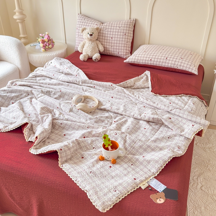 91家纺网 家纺一手货源 找家纺 梦舒阳 2026新款泡芙棉夏被花边款泡芙纱夏凉被四件套空调被带小熊吊牌 格子狗