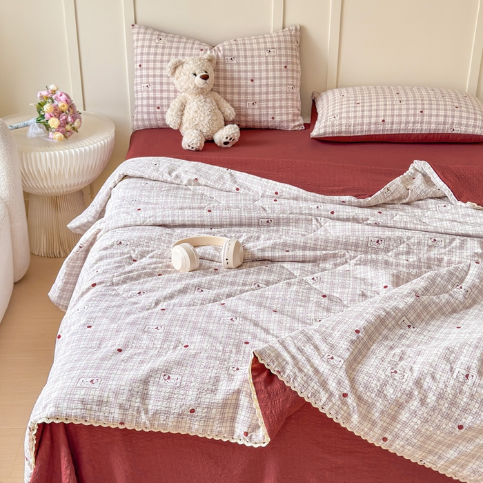 91家纺网 家纺一手货源 找家纺 梦舒阳 2026新款泡芙棉夏被花边款泡芙纱夏凉被四件套空调被带小熊吊牌 格子狗