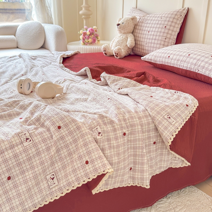 91家纺网 家纺一手货源 找家纺 梦舒阳 2026新款泡芙棉夏被花边款泡芙纱夏凉被四件套空调被带小熊吊牌 格子狗