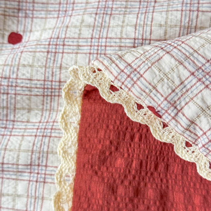 91家纺网 家纺一手货源 找家纺 梦舒阳 2026新款泡芙棉夏被花边款泡芙纱夏凉被四件套空调被带小熊吊牌 格子狗