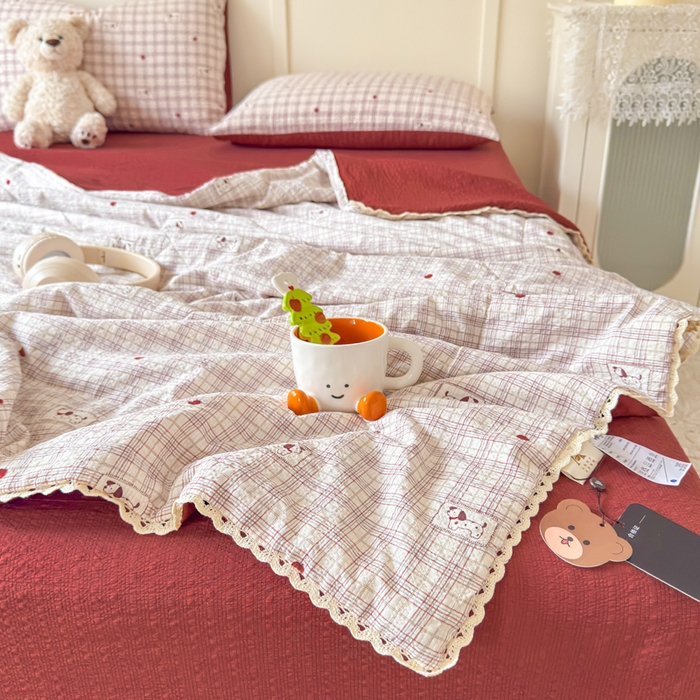 91家纺网 家纺一手货源 找家纺 梦舒阳 2026新款泡芙棉夏被花边款泡芙纱夏凉被四件套空调被带小熊吊牌 格子狗