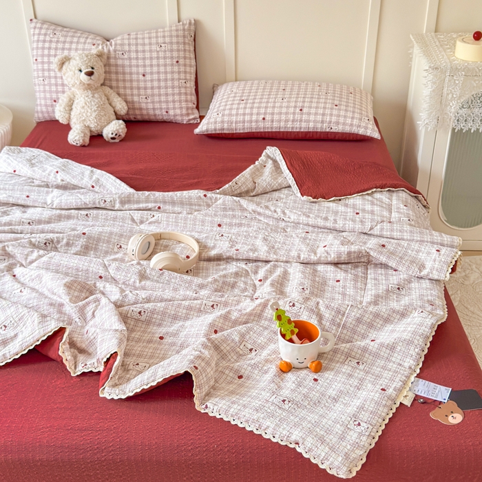 91家纺网 家纺一手货源 找家纺 梦舒阳 2026新款泡芙棉夏被花边款泡芙纱夏凉被四件套空调被带小熊吊牌 格子狗