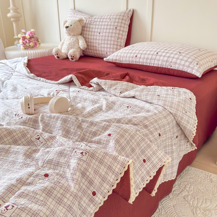 91家纺网 家纺一手货源 找家纺 梦舒阳 2026新款泡芙棉夏被花边款泡芙纱夏凉被四件套空调被带小熊吊牌 格子狗