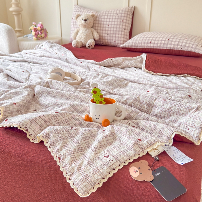 91家纺网 家纺一手货源 找家纺 梦舒阳 2026新款泡芙棉夏被花边款泡芙纱夏凉被四件套空调被带小熊吊牌 格子狗