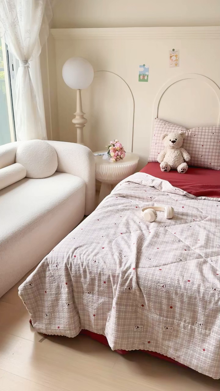 91家纺网 家纺一手货源 找家纺 梦舒阳 2026新款泡芙棉夏被花边款泡芙纱夏凉被四件套空调被带小熊吊牌 格子狗