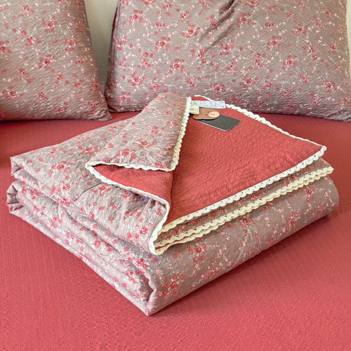 91家纺网 家纺一手货源 找家纺 梦舒阳 2026新款泡芙棉夏被花边款泡芙纱夏凉被四件套空调被带小熊吊牌 鸿运