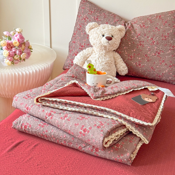 91家纺网 家纺一手货源 找家纺 梦舒阳 2026新款泡芙棉夏被花边款泡芙纱夏凉被四件套空调被带小熊吊牌 鸿运