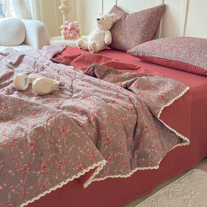 91家纺网 家纺一手货源 找家纺 梦舒阳 2026新款泡芙棉夏被花边款泡芙纱夏凉被四件套空调被带小熊吊牌 鸿运