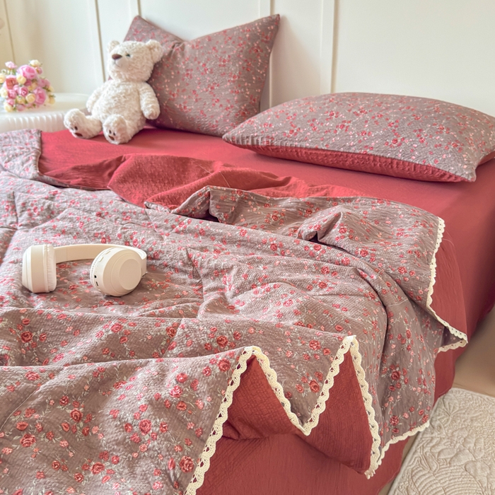 91家纺网 家纺一手货源 找家纺 梦舒阳 2026新款泡芙棉夏被花边款泡芙纱夏凉被四件套空调被带小熊吊牌 鸿运