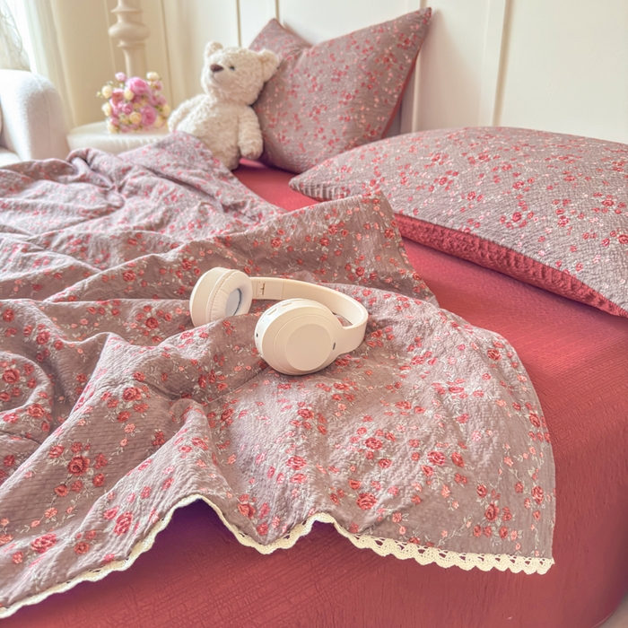 91家纺网 家纺一手货源 找家纺 梦舒阳 2026新款泡芙棉夏被花边款泡芙纱夏凉被四件套空调被带小熊吊牌 鸿运