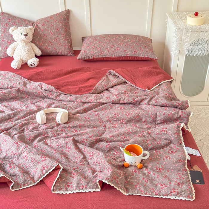91家纺网 家纺一手货源 找家纺 梦舒阳 2026新款泡芙棉夏被花边款泡芙纱夏凉被四件套空调被带小熊吊牌 鸿运