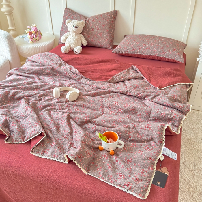 91家纺网 家纺一手货源 找家纺 梦舒阳 2026新款泡芙棉夏被花边款泡芙纱夏凉被四件套空调被带小熊吊牌 鸿运