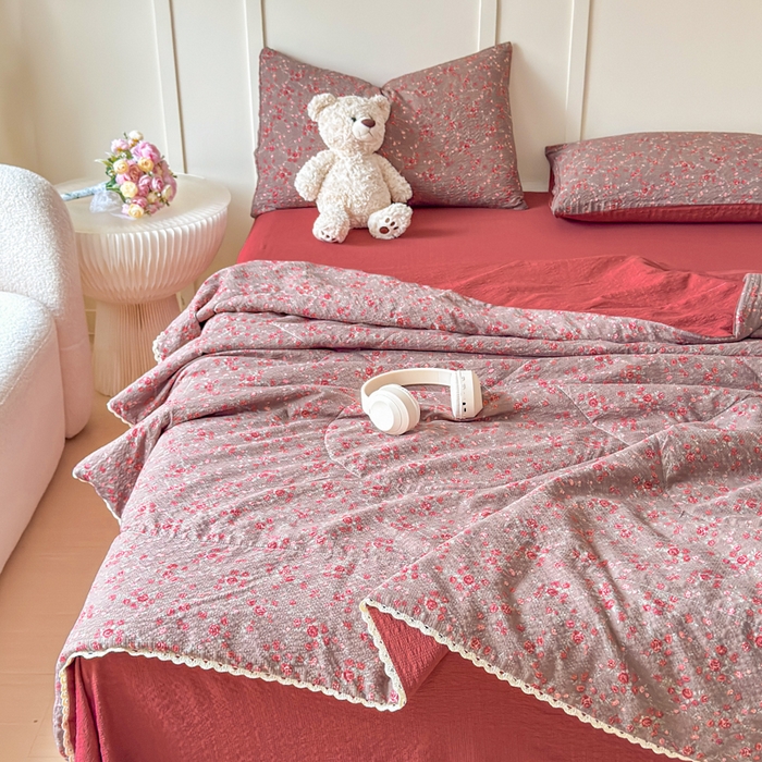 91家纺网 家纺一手货源 找家纺 梦舒阳 2026新款泡芙棉夏被花边款泡芙纱夏凉被四件套空调被带小熊吊牌 鸿运