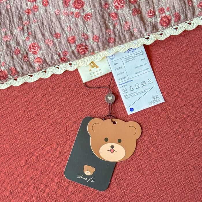 91家纺网 家纺一手货源 找家纺 梦舒阳 2026新款泡芙棉夏被花边款泡芙纱夏凉被四件套空调被带小熊吊牌 鸿运