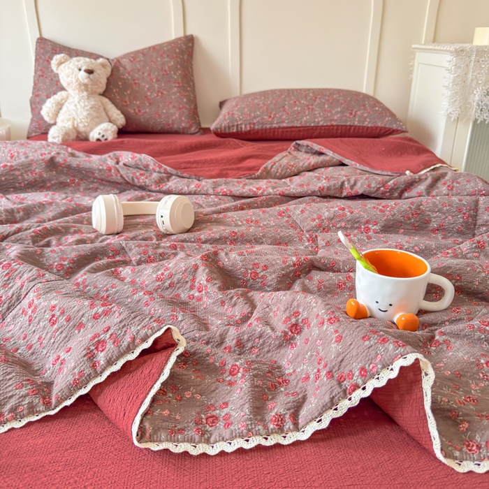 91家纺网 家纺一手货源 找家纺 梦舒阳 2026新款泡芙棉夏被花边款泡芙纱夏凉被四件套空调被带小熊吊牌 鸿运
