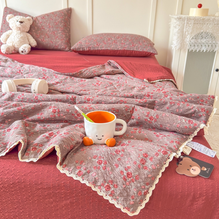 91家纺网 家纺一手货源 找家纺 梦舒阳 2026新款泡芙棉夏被花边款泡芙纱夏凉被四件套空调被带小熊吊牌 鸿运