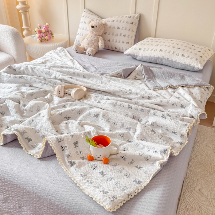 91家纺网 家纺一手货源 找家纺 梦舒阳 2026新款泡芙棉夏被花边款泡芙纱夏凉被四件套空调被带小熊吊牌 灰灰狗