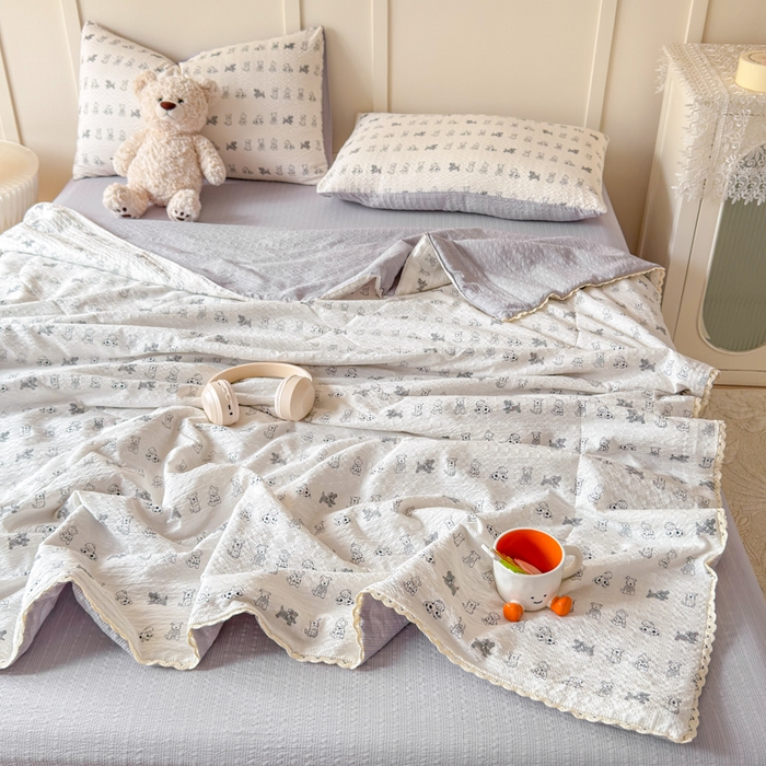 91家纺网 家纺一手货源 找家纺 梦舒阳 2026新款泡芙棉夏被花边款泡芙纱夏凉被四件套空调被带小熊吊牌 灰灰狗