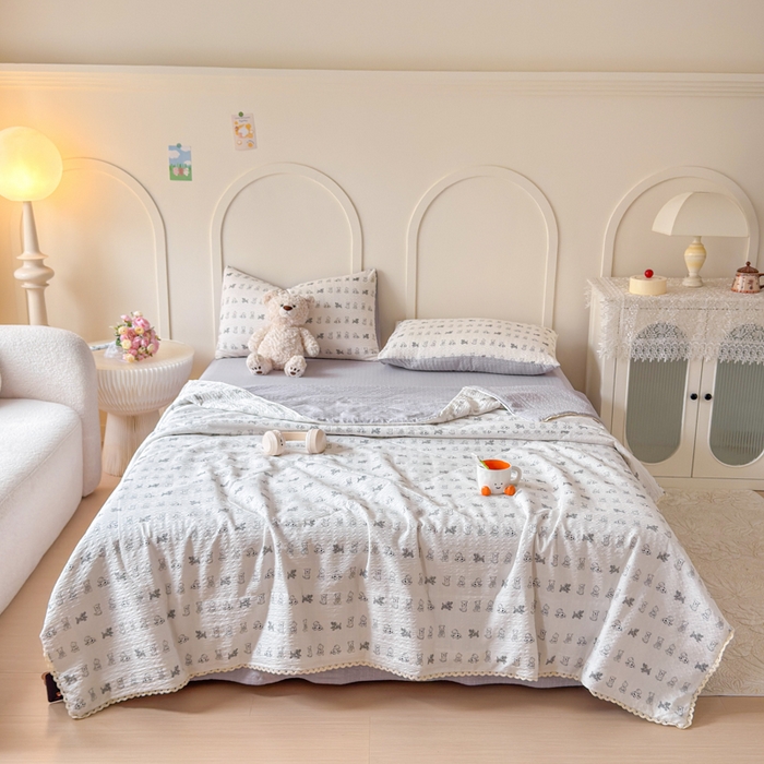 91家纺网 家纺一手货源 找家纺 梦舒阳 2026新款泡芙棉夏被花边款泡芙纱夏凉被四件套空调被带小熊吊牌 灰灰狗