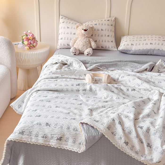 91家纺网 家纺一手货源 找家纺 梦舒阳 2026新款泡芙棉夏被花边款泡芙纱夏凉被四件套空调被带小熊吊牌 灰灰狗