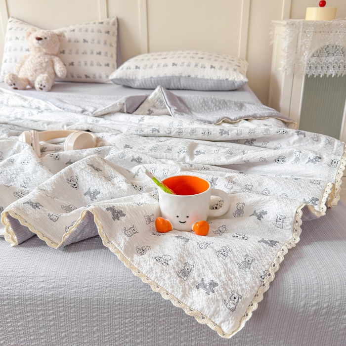 91家纺网 家纺一手货源 找家纺 梦舒阳 2026新款泡芙棉夏被花边款泡芙纱夏凉被四件套空调被带小熊吊牌 灰灰狗