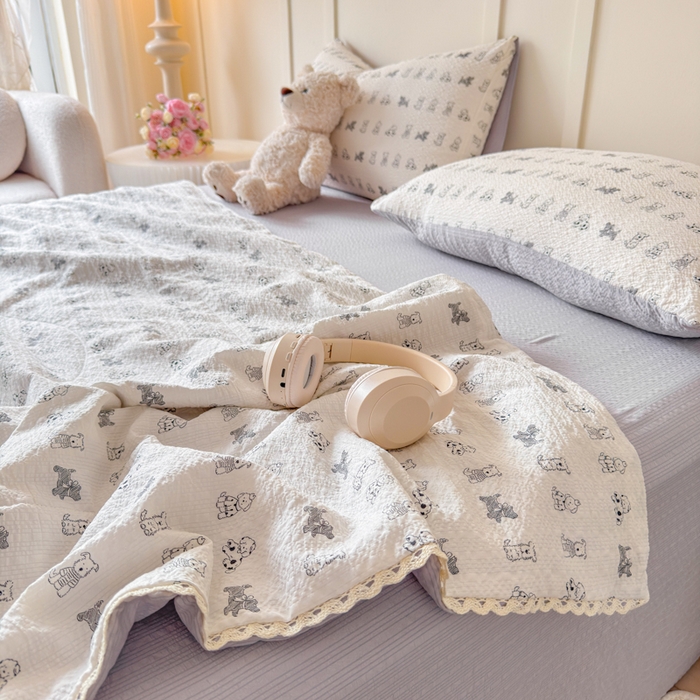 91家纺网 家纺一手货源 找家纺 梦舒阳 2026新款泡芙棉夏被花边款泡芙纱夏凉被四件套空调被带小熊吊牌 灰灰狗