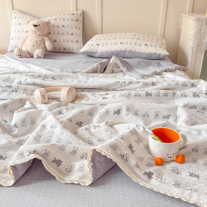 91家纺网 家纺一手货源 找家纺 梦舒阳 2026新款泡芙棉夏被花边款泡芙纱夏凉被四件套空调被带小熊吊牌 灰灰狗
