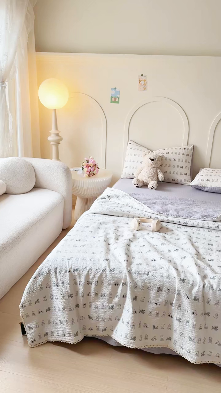 91家纺网 家纺一手货源 找家纺 梦舒阳 2026新款泡芙棉夏被花边款泡芙纱夏凉被四件套空调被带小熊吊牌 灰灰狗