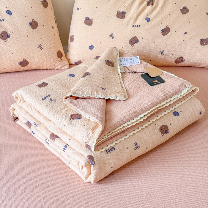 91家纺网 家纺一手货源 找家纺 梦舒阳 2026新款泡芙棉夏被花边款泡芙纱夏凉被四件套空调被带小熊吊牌 咖啡猫
