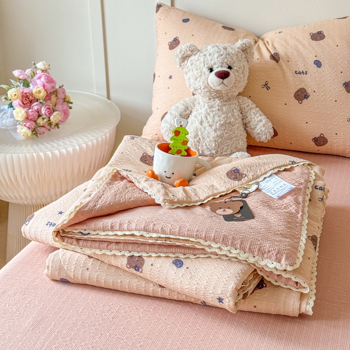 91家纺网 家纺一手货源 找家纺 梦舒阳 2026新款泡芙棉夏被花边款泡芙纱夏凉被四件套空调被带小熊吊牌 咖啡猫