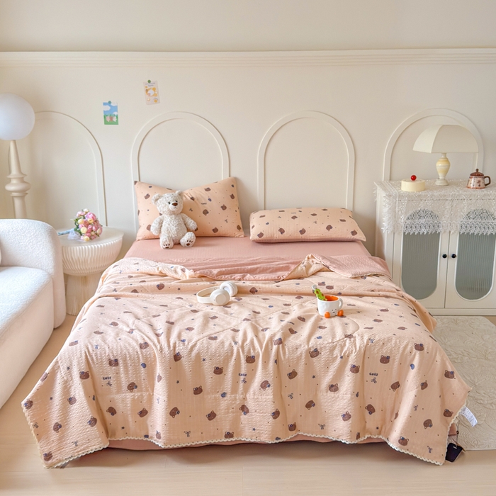 91家纺网 家纺一手货源 找家纺 梦舒阳 2026新款泡芙棉夏被花边款泡芙纱夏凉被四件套空调被带小熊吊牌 咖啡猫