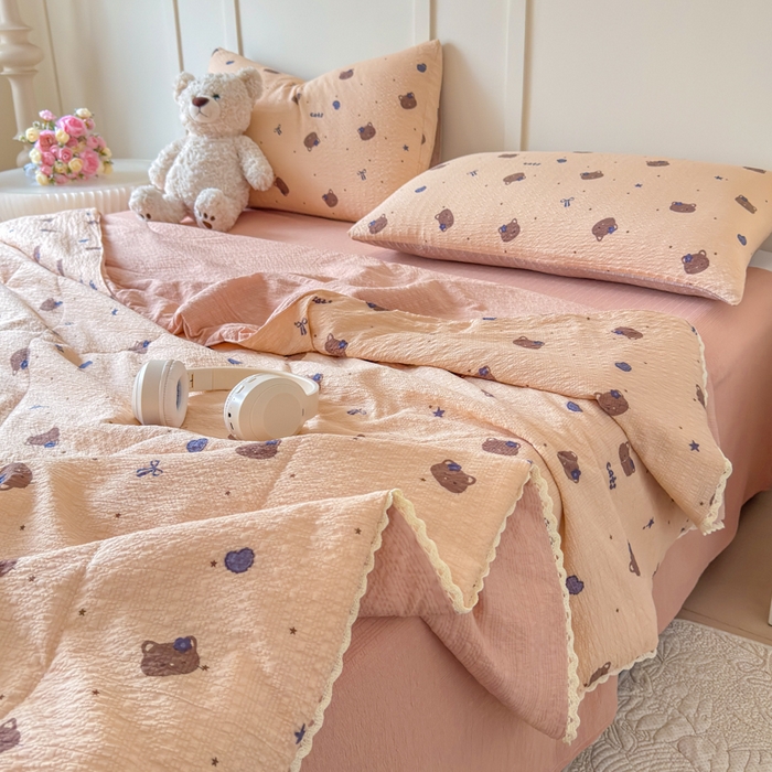 91家纺网 家纺一手货源 找家纺 梦舒阳 2026新款泡芙棉夏被花边款泡芙纱夏凉被四件套空调被带小熊吊牌 咖啡猫