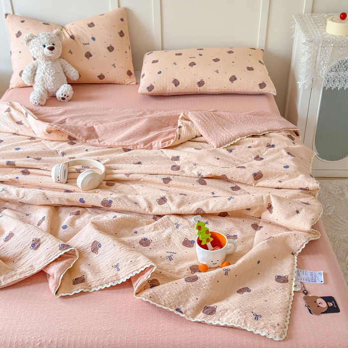 91家纺网 家纺一手货源 找家纺 梦舒阳 2026新款泡芙棉夏被花边款泡芙纱夏凉被四件套空调被带小熊吊牌 咖啡猫