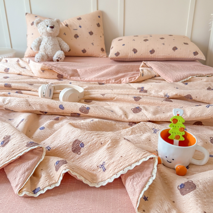 91家纺网 家纺一手货源 找家纺 梦舒阳 2026新款泡芙棉夏被花边款泡芙纱夏凉被四件套空调被带小熊吊牌 咖啡猫