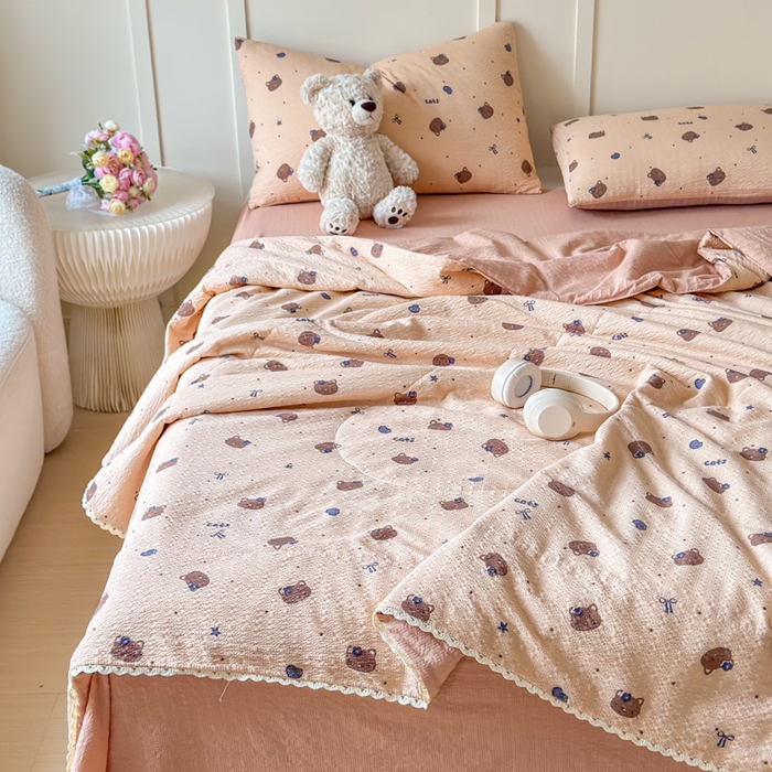 91家纺网 家纺一手货源 找家纺 梦舒阳 2026新款泡芙棉夏被花边款泡芙纱夏凉被四件套空调被带小熊吊牌 咖啡猫