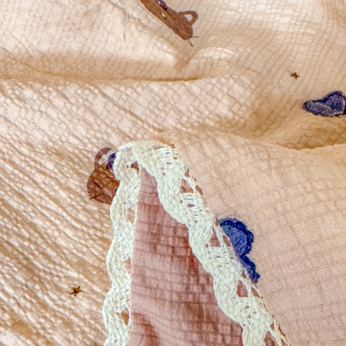 91家纺网 家纺一手货源 找家纺 梦舒阳 2026新款泡芙棉夏被花边款泡芙纱夏凉被四件套空调被带小熊吊牌 咖啡猫