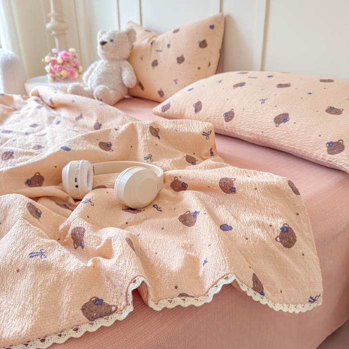 91家纺网 家纺一手货源 找家纺 梦舒阳 2026新款泡芙棉夏被花边款泡芙纱夏凉被四件套空调被带小熊吊牌 咖啡猫